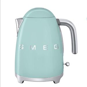 Smeg Tea Kettle in Pastel Green